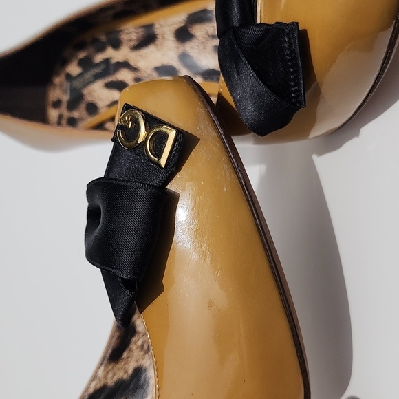 Authentic Dolce & Gabbana Mustard Patent leather with black bow heels. Size 40 - Picture 7 of 11